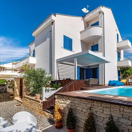 The Luxury Nest - Private Heated Pool Apartman