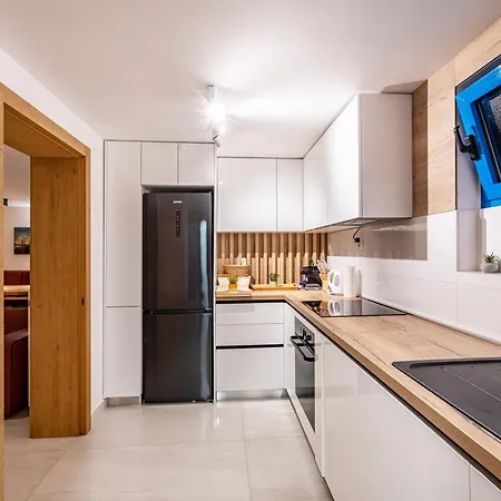 The Luxury Nest - Private Heated Pool Apartman