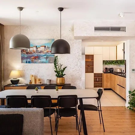 The Luxury Nest - Private Heated Pool Apartman *