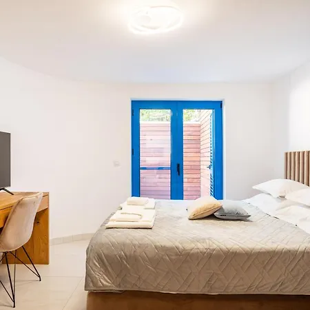 The Luxury Nest - Private Heated Pool Apartman