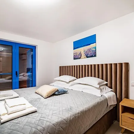 The Luxury Nest - Private Heated Pool Apartman