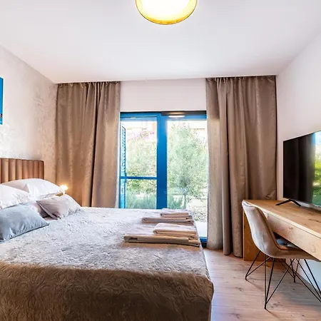 The Luxury Nest - Private Heated Pool Apartment