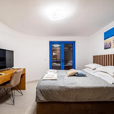 Апартаменты The Luxury Nest - Private Heated Pool