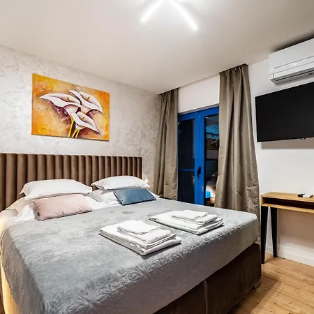 Апартаменты The Luxury Nest - Private Heated Pool