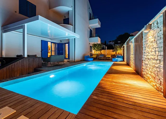 The Luxury Nest - Private Heated Pool *