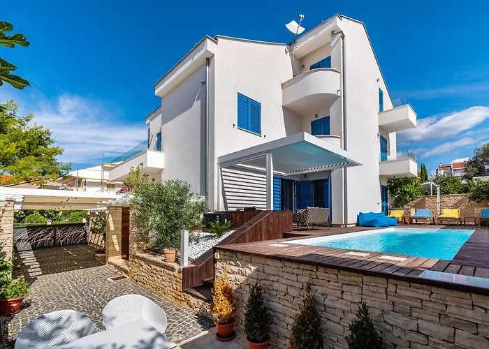 The Luxury Nest - Private Heated Pool Lägenhet