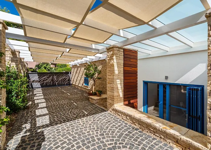 The Luxury Nest - Private Heated Pool Lägenhet *