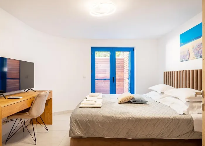 The Luxury Nest - Private Heated Pool Lägenhet